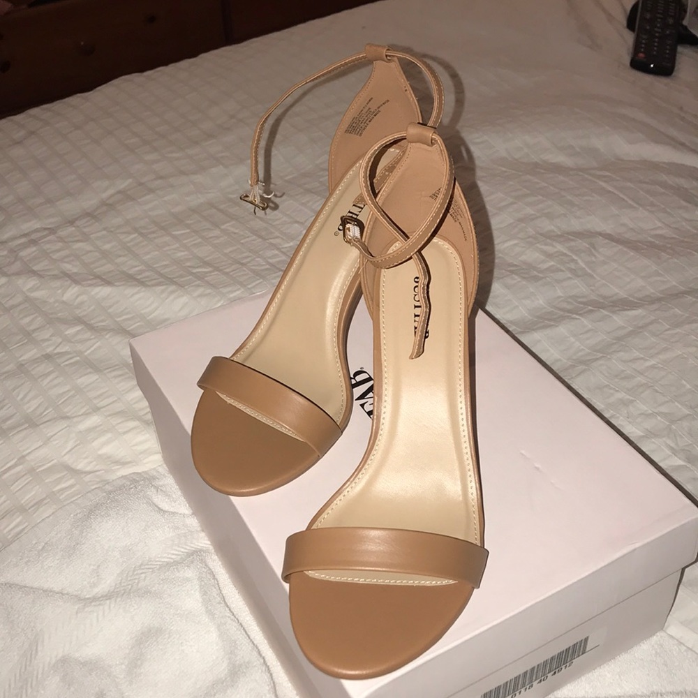 Almond healed sandal